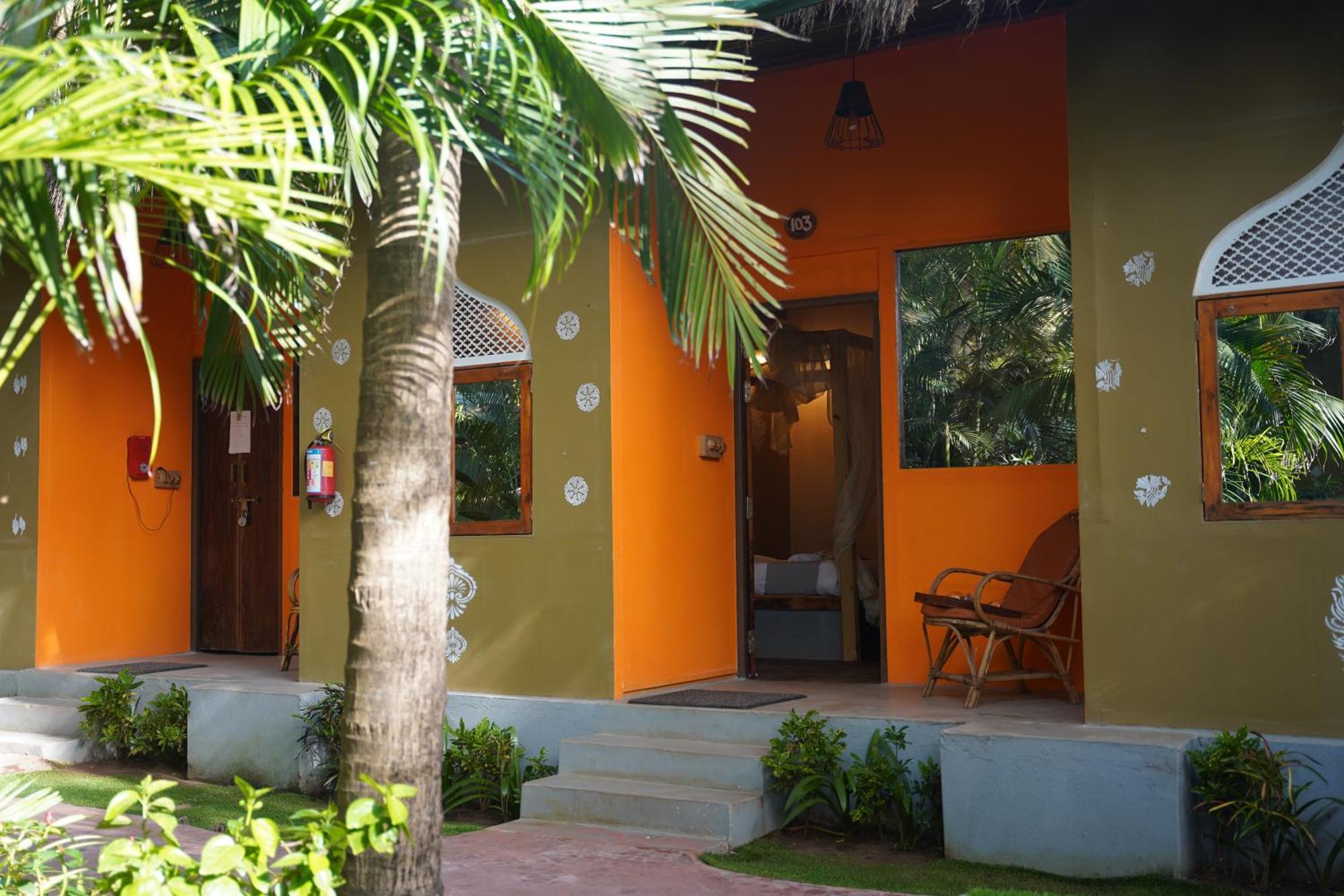 Amadi Beach Front Resort Мандрем Экстерьер фото